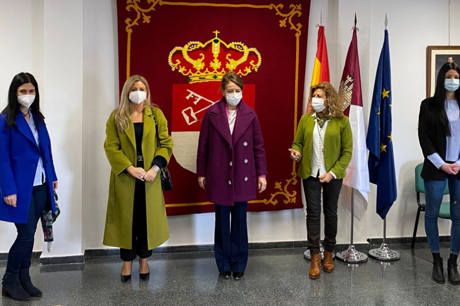 Profesionales del programa de preparación para la jubilación en la comarca de Alcaraz asisten a una mesa de trabajo en Casas de Lázaro (Albacete)