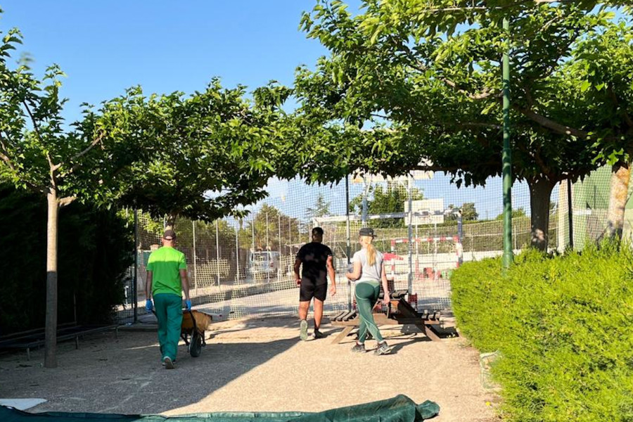 Personas usuarias del centro juvenil 'La Zarza' en el Programa de Formación Básica Adaptada en Jardines y Viveros