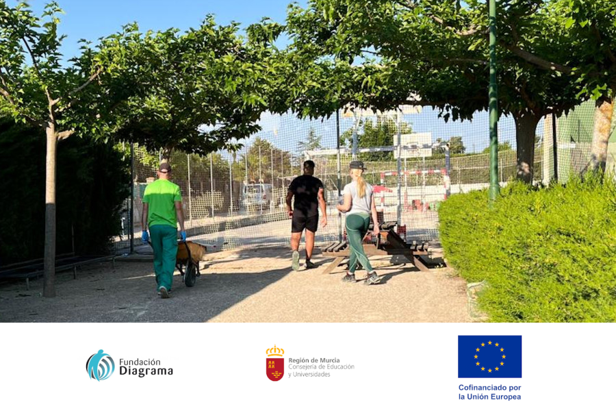 Personas usuarias del centro juvenil 'La Zarza' en el Programa de Formación Básica Adaptada en Jardines y Viveros