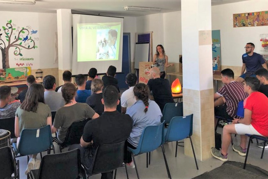 Los jóvenes atendidos en el centro ‘La Zarza’ de Abanilla (Murcia) asisten a una charla para conocer la labor de la Sociedad Protectora de Animales de Yecla
