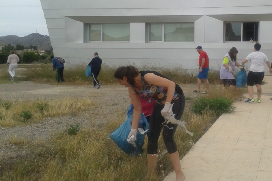 Las personas atendidas en el centro de día ‘Puerto Lumbreras’ celebran el Día del Medio Ambiente con una actividad de recogida de residuos. Fundación Diagrama. Murcia 2018.