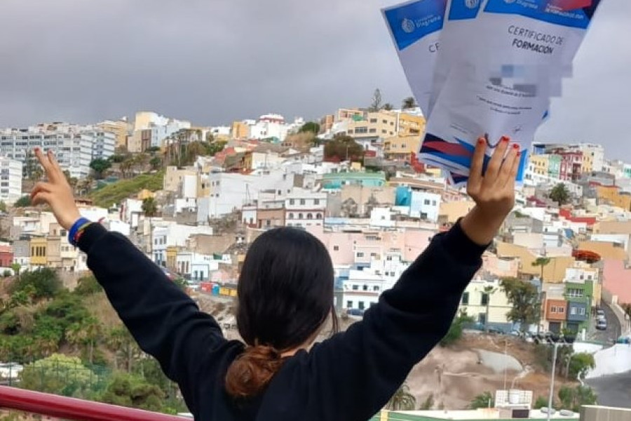 Chica joven sostiene en su mano varios certificados de formación