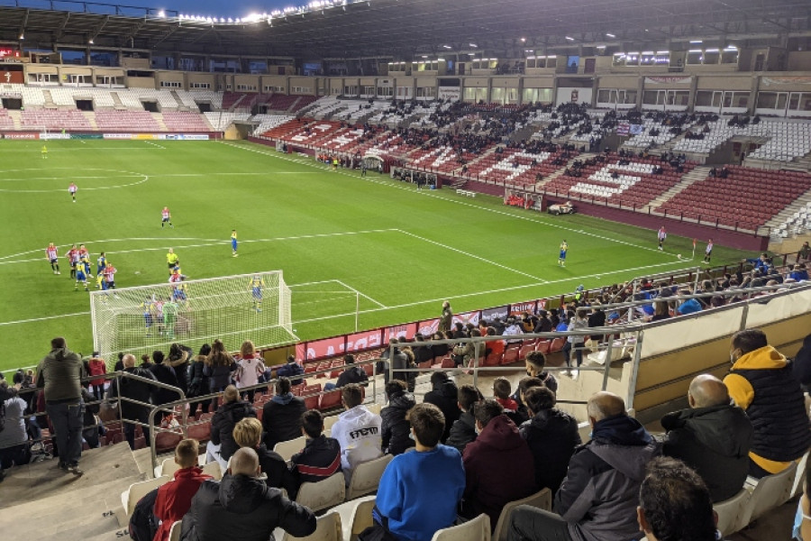 Las personas menores atendidas en los pisos ‘Leza’, ‘Jubera’, ‘Cidacos’ y ‘Alhama’ de Logroño acuden a un partido de fútbol del Logroñés