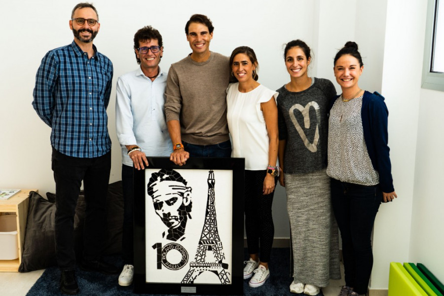 Rafa Nadal recibe un cuadro elaborado por menores atendidos en el centro ‘La Villa’ (Villena) de Fundación Diagrama. Comunidad Valenciana 2018. 