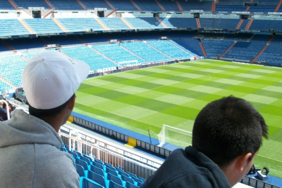 Los jóvenes atendidos en el Centro Educativo ‘Las Moreras’ de Murcia visitan el estadio Santiago Bernabéu