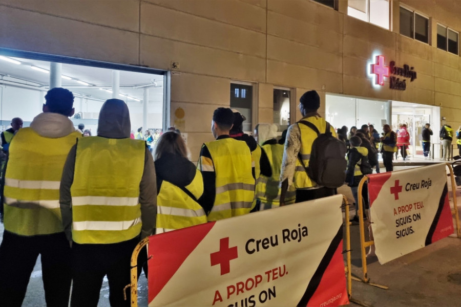 El grupo de jóvenes se prepara para salir junto a la sede de Cruz Roja en Mataró