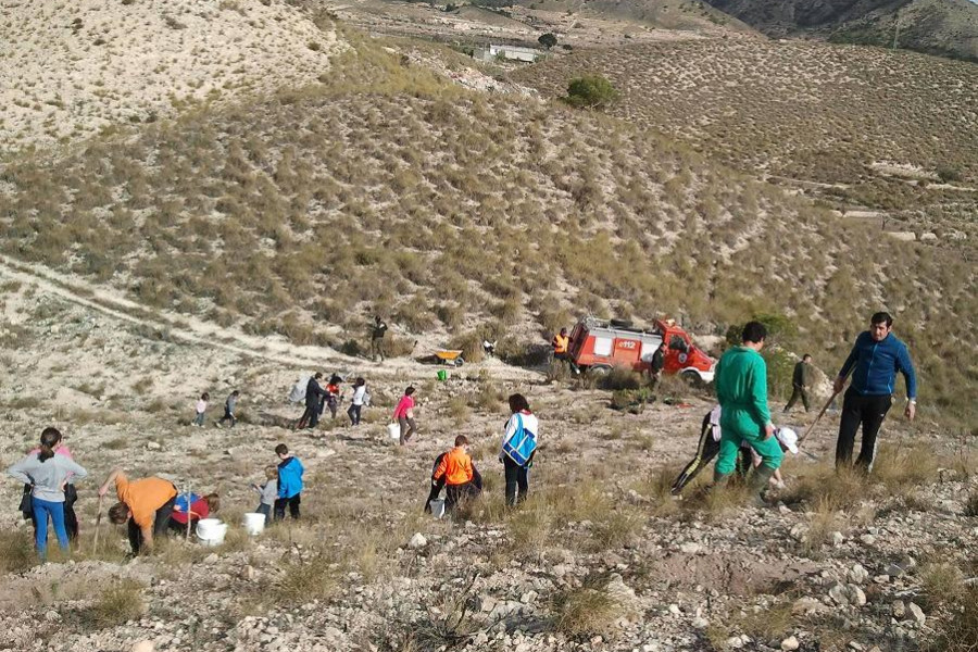 Menores y profesionales del Centro Educativo ‘La Zarza’ colaboran con el Ayuntamiento de Abanilla en la reforestación del monte de Barinas