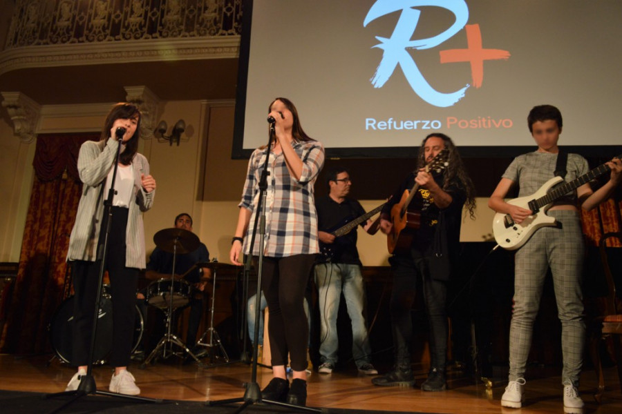 Jóvenes y profesionales del centro ‘La Cañada’ de Fernán Caballero realizan una actuación musical en la II Gala de Acción Social de Ciudad Real 