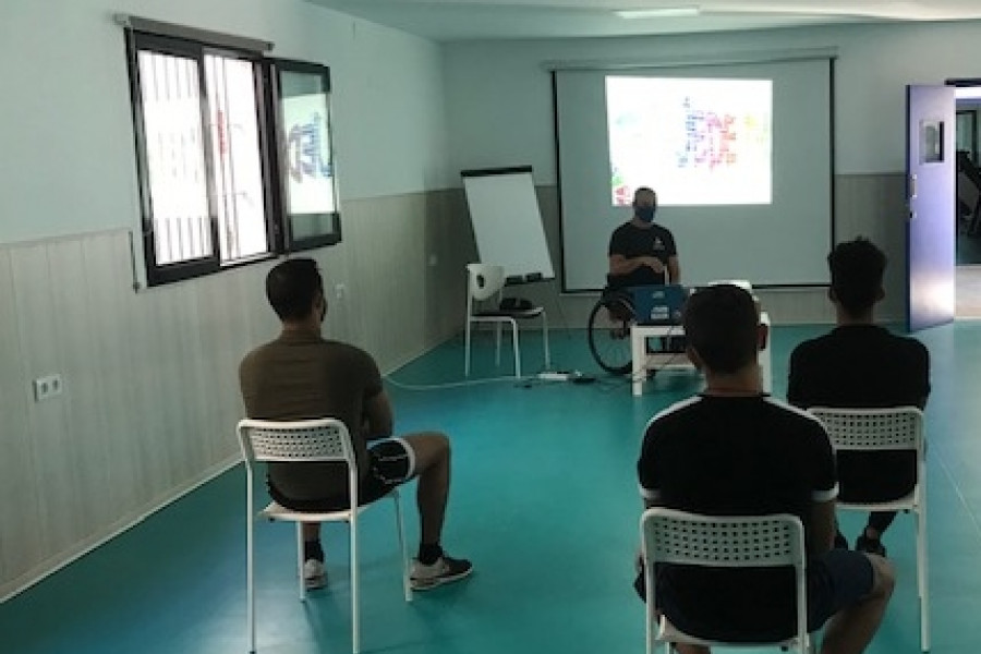 Un representante de Asociación para el Estudio de la Lesión Medular Espinal imparte una charla a las personas menores del centro ‘Odiel’ de Huelva. Fundación Diagrama. Andalucía 2021.