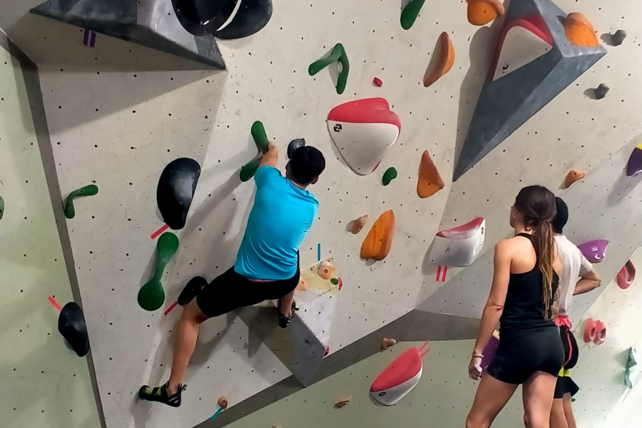 Varios jóvenes emprenden la escalada