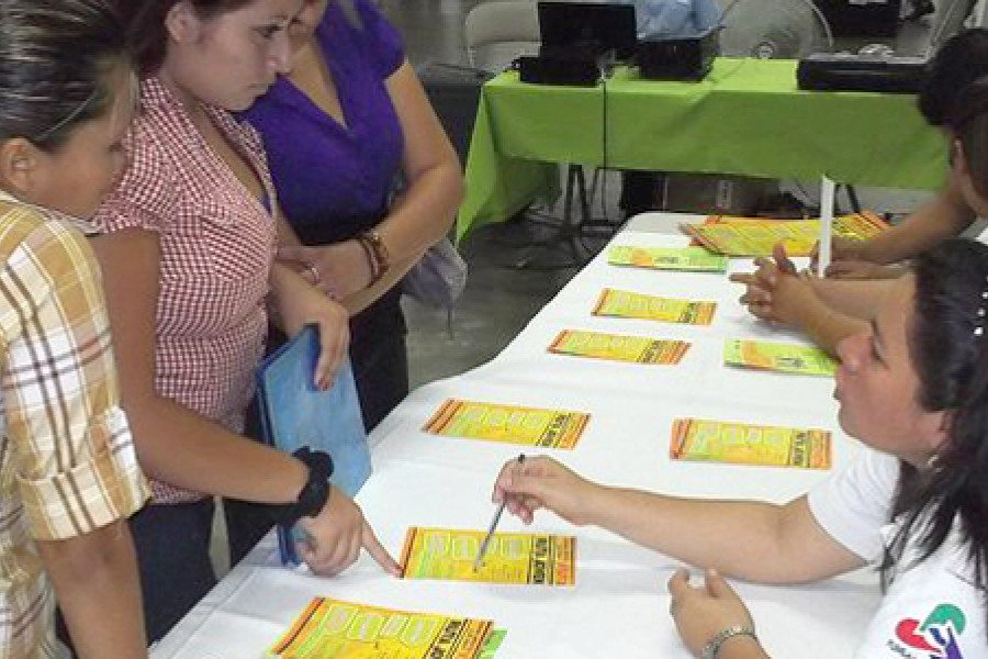 Jóvenes del Proyecto de Cooperación ‘Ruta Joven’ de Fundación Diagrama en El Salvador participan en la II Feria de Oportunidades “JUVENTOUR 2011”.