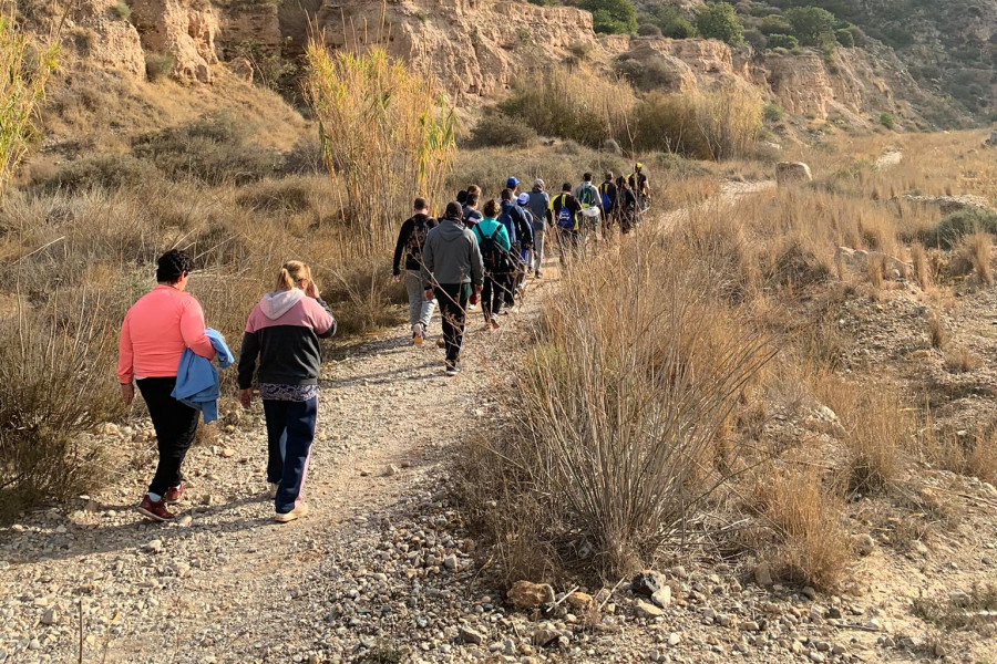 Un grupo de personas realiza una ruta de senderismo por los Montes de Cartagena