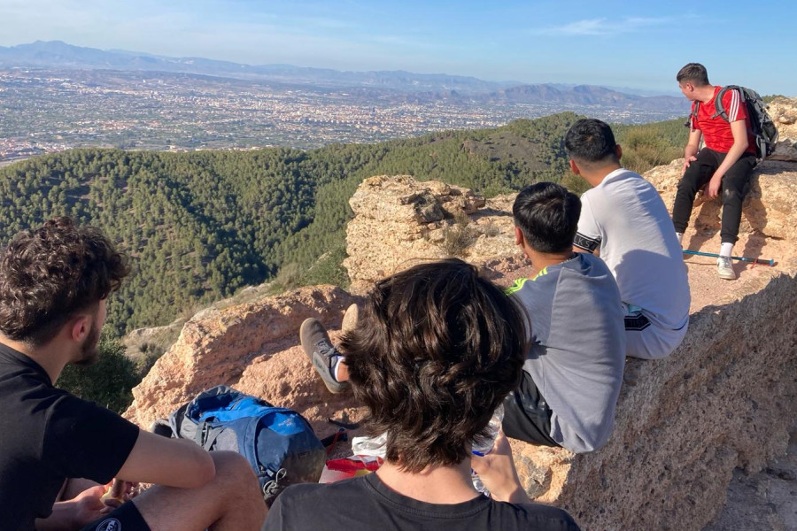 Jóvenes menores realizan varias rutas de senderismo por la región de Murcia