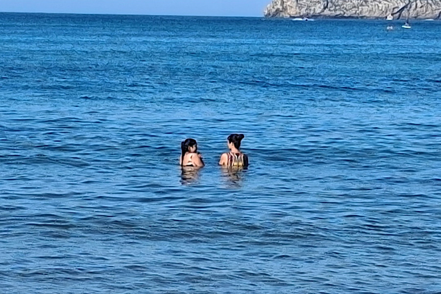 Usuarias de la Red de Atención a Víctimas de Violencia de Género de Cantabria experimentan una jornada de ocio en la playa de la Concha