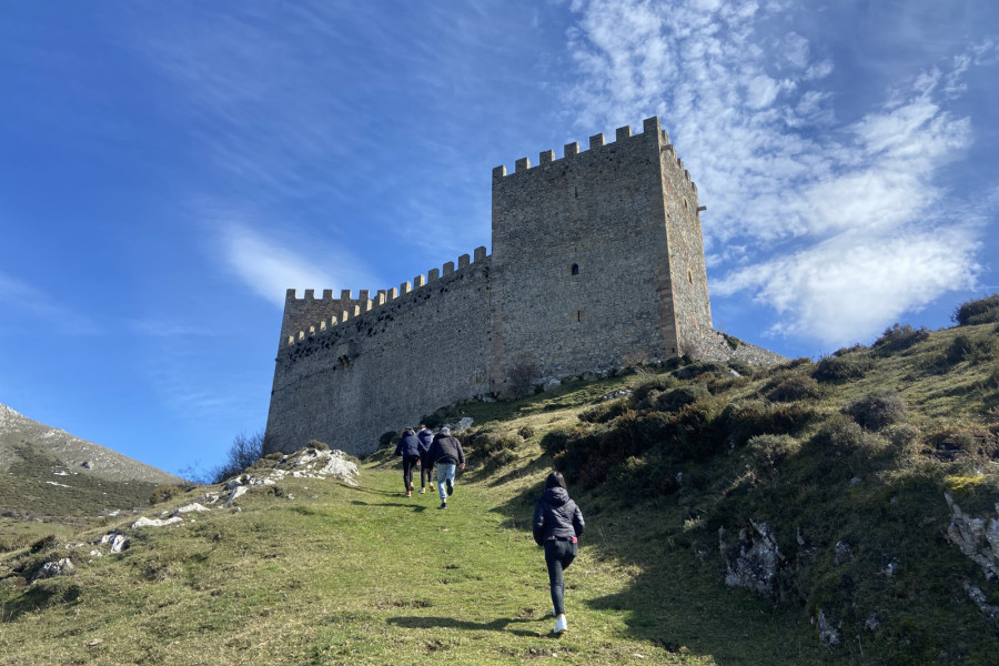 Jóvenes del Programa de Inclusión Social de Cantabria realizan una salida a la estación de Alto Campoo