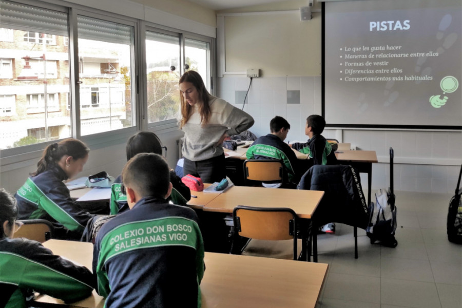 La psicóloga del programa, junto a un grupo de estudiantes que realizan una dinámica