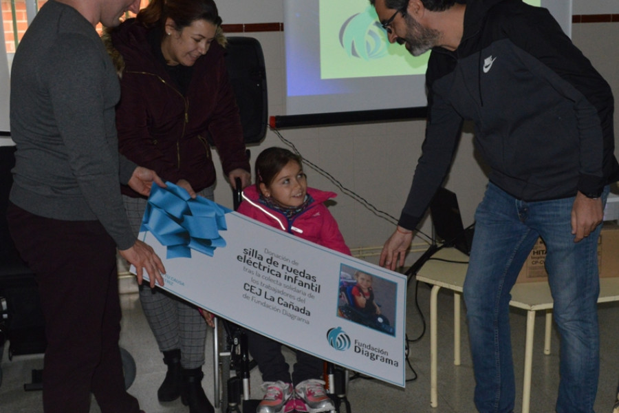 Entrega de la silla de ruedas eléctrica a Beatriz Peláez. Fundación Diagrama.