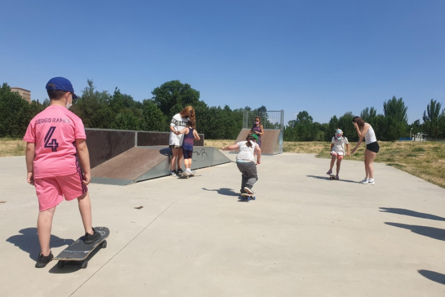 El skate protagoniza el nuevo taller del Programa de Intervención para Hijos e Hijas de Mujeres Víctimas de Violencia de Género de Salamanca