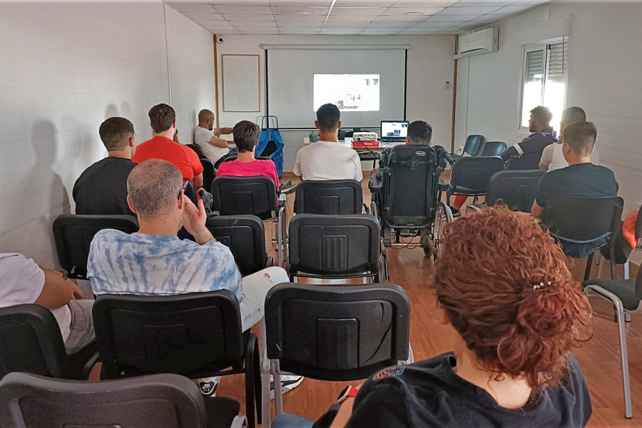 Jóvenes y profesionales del centro participan en la charla