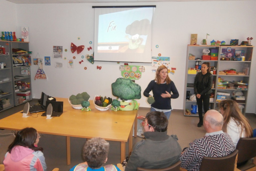 Las personas atendidas en el Centro de Día de Puerto Lumbreras (Murcia) participan en un taller sobre alimentación saludable. Fundación Diagrama 2018.