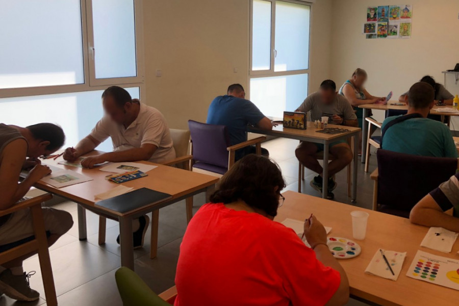 Las personas atendidas en el centro ‘Cristo de los Mineros’ de La Unión (Murcia) realizan un taller de arte. Fundación Diagrama. Murcia 2018.