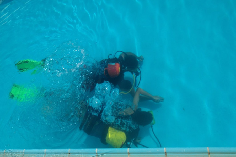 Los menores atendidos en el centro ‘Las Lagunillas’ de Jaén realizan un curso de iniciación al buceo