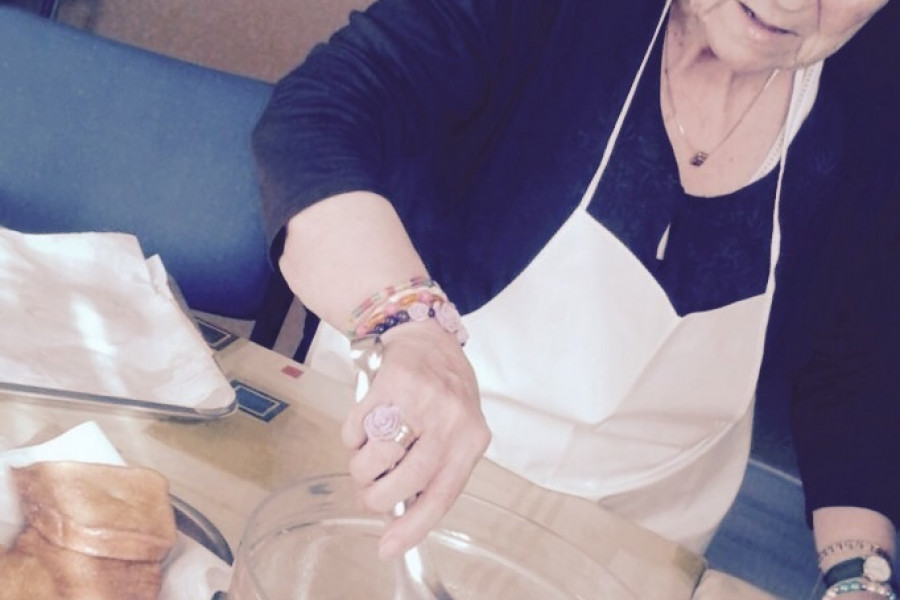 Las personas mayores atendidas en la residencia ‘María de la Paz’ de Nerva (Huelva) participan en un taller de cocina tradicional