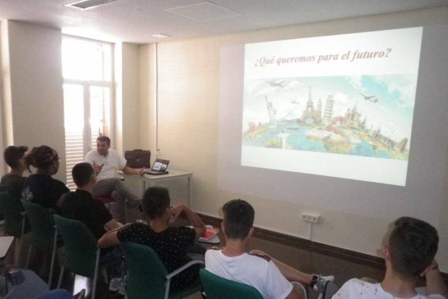 Los menores atendidos en el hogar de convivencia ‘Los Pinos’ de Molina de Segura (Murcia) realizan un taller de animación a la lectura