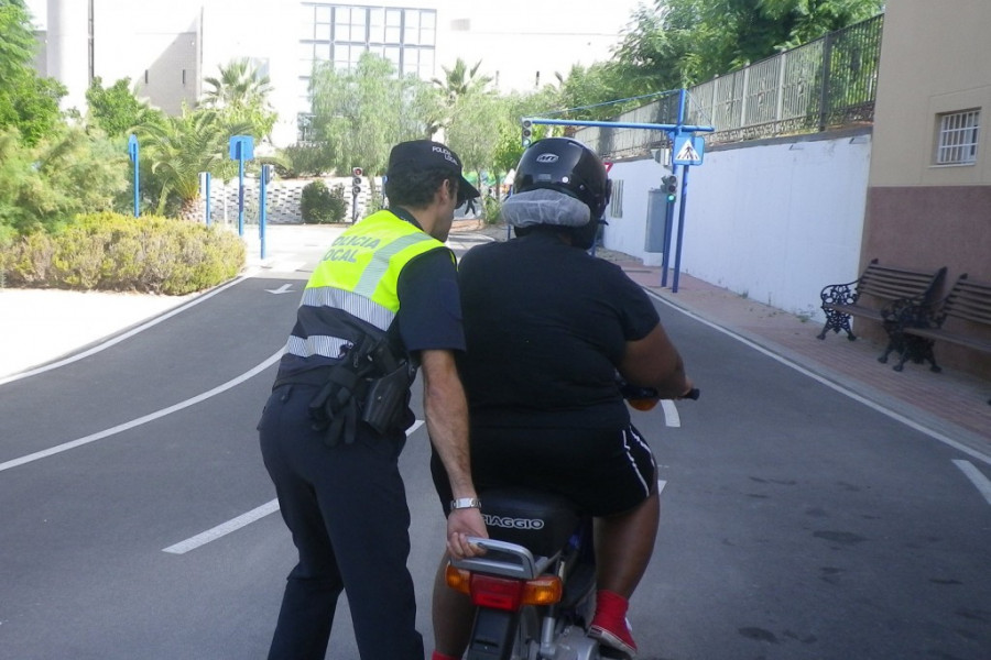 Los menores atendidos en el hogar de convivencia ‘Los Pinos’ de Molina de Segura (Murcia) realizan un taller sobre educación vial 