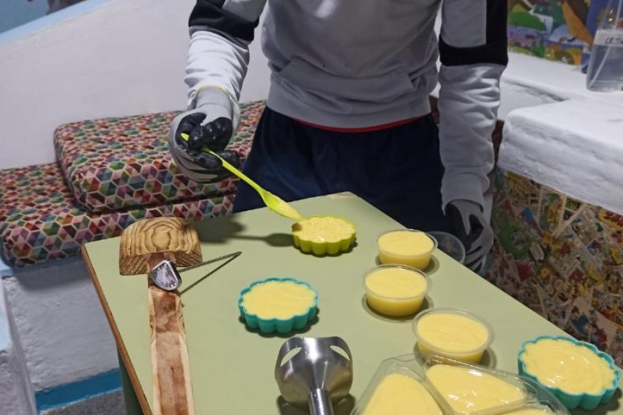 Un joven rellena los moldes con la elaboración del jabón