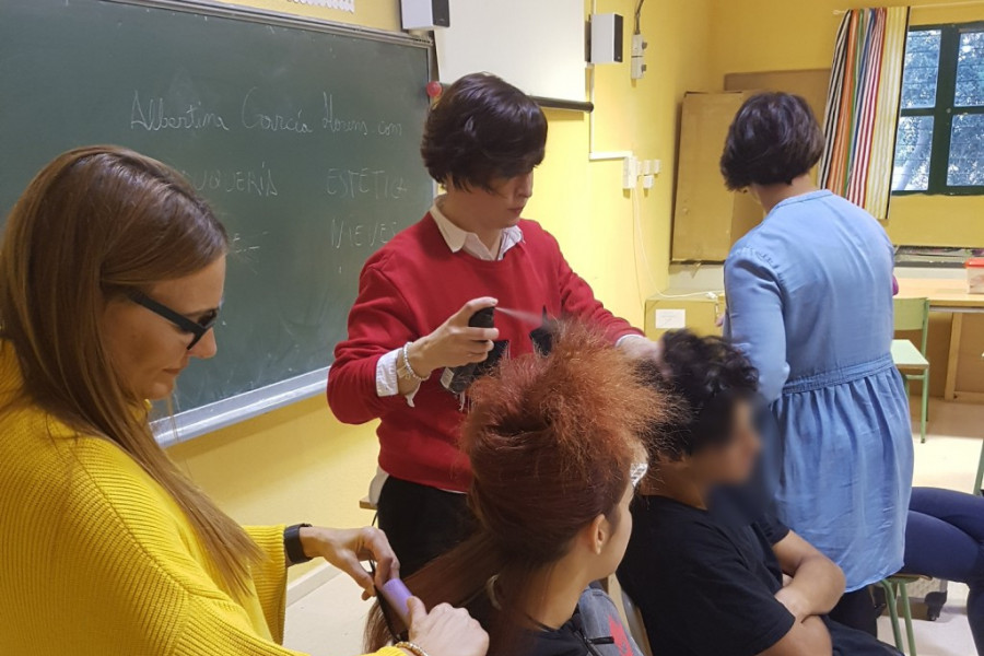 Un grupo de jóvenes atendidos en el centro ‘Els Reiets’ (Alicante) participa en un taller de peluquería y estética. Fundación Diagrama. Comunidad Valenciana 2018. 