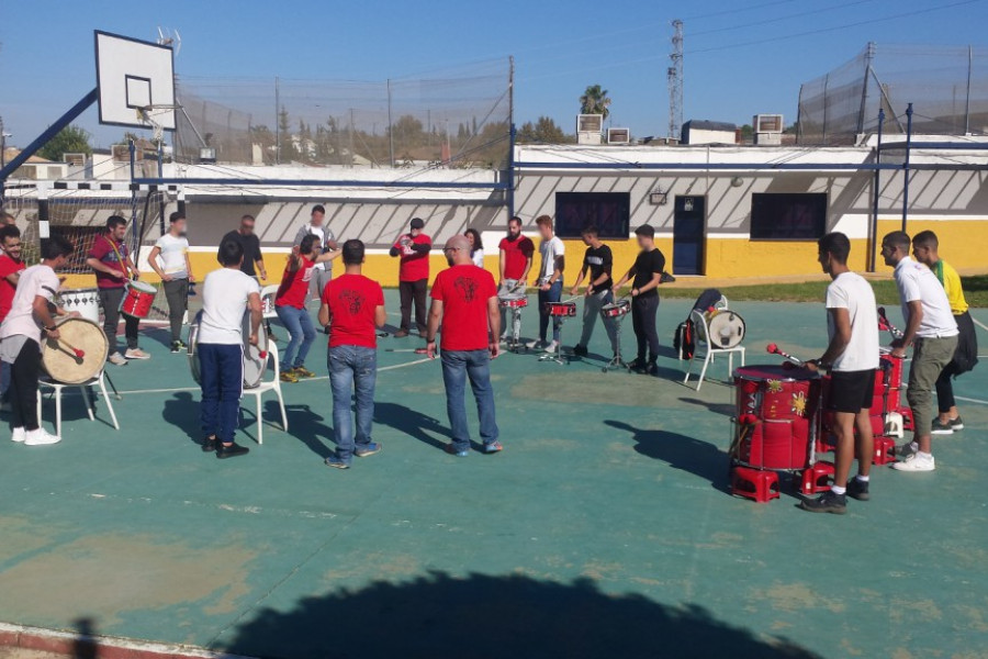 Los jóvenes del centro ‘La Jara’ de Alcalá de Guadaíra (Sevilla) participan en un taller educativo con la Asociación Cultural Tierra Percusión