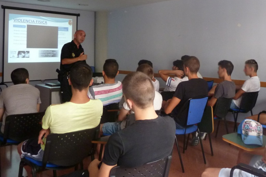 Las Policías Nacional y Local de Elda imparten talleres de sensibilización y prevención a los menores del Programa de Medio Abierto de Alicante