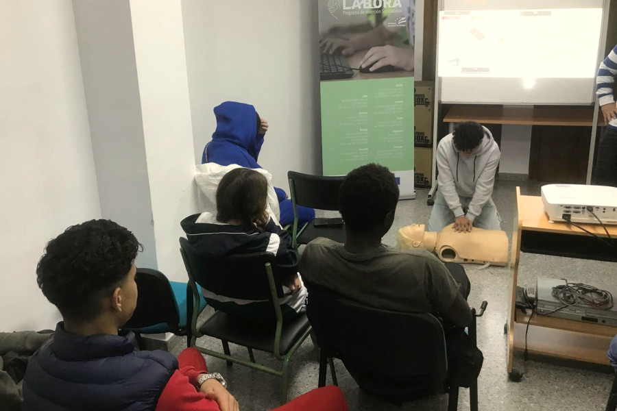Uno de los jóvenes practica la RCP sobre el muñeco de prueba