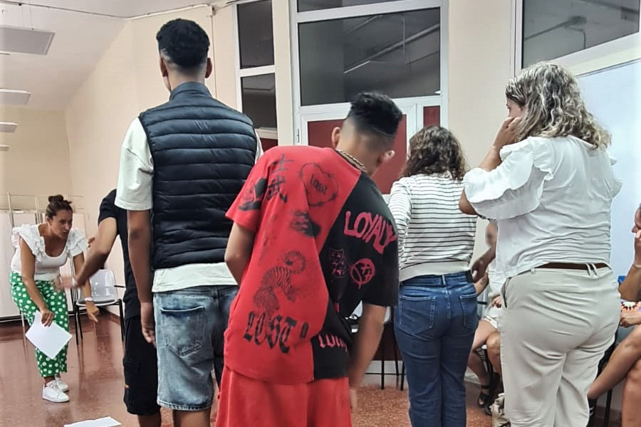 Chicos y chicas del centro Inagua realizan una de las actividades del taller
