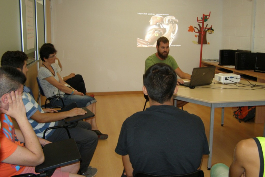 Los menores del Programa de Medio Abierto de Castellón participan en un taller de seguridad vial para prevenir conductas de riesgo