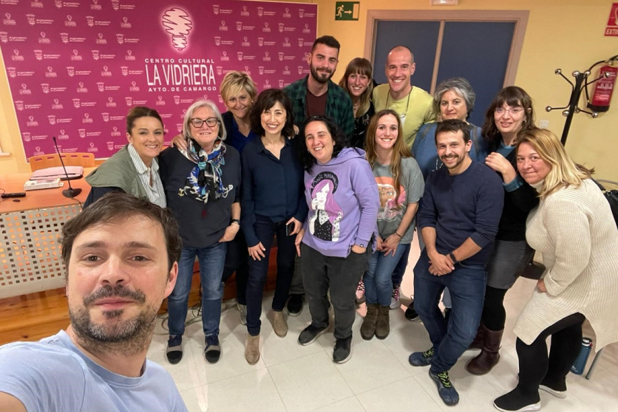 La alcaldesa de Camargo, Esther Bolado, junto a las personas que cursaron el taller durante la clausura del mismo