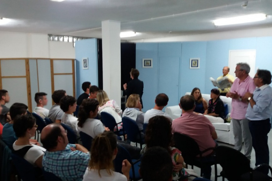 Los menores atendidos en el Centro Socioeducativo Juvenil de Cantabria asisten a una representación de la compañía teatral Muriago 