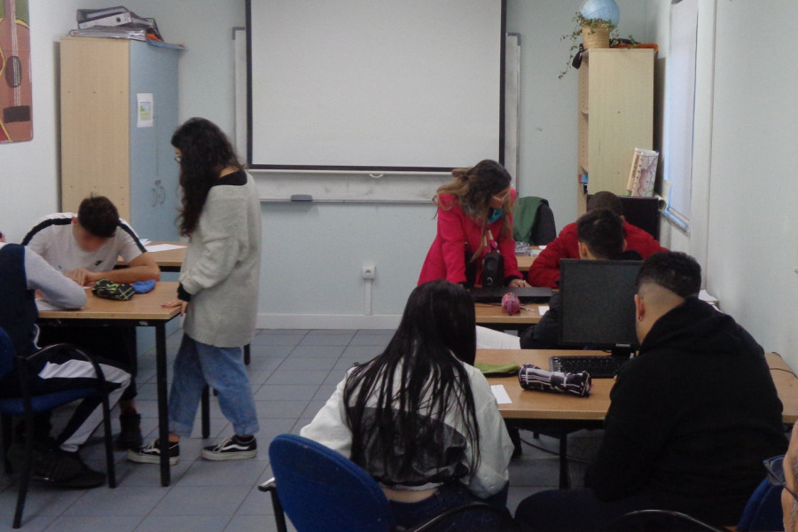 Las profesionales de Proyecto Hombre, durante una actividad en el aula