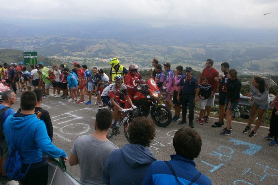 Menores del CSJ viendo la Vuelta Ciclista a España. Fundación Diagrama.