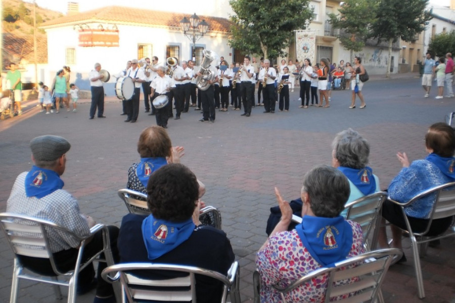 Los mayores de la residencia ‘Nuestra Señora de Cortes’ de Alcaraz (Albacete) asisten al traslado de la patrona de esta localidad