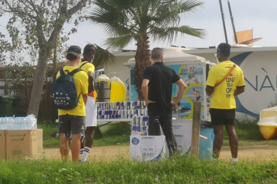 Tres jóvenes del Servicio de Primera Acogida ‘Llavaneres’ de Sant Andreu de Llavaneres (Barcelona) colaboran como voluntarios en el Ironman 2021