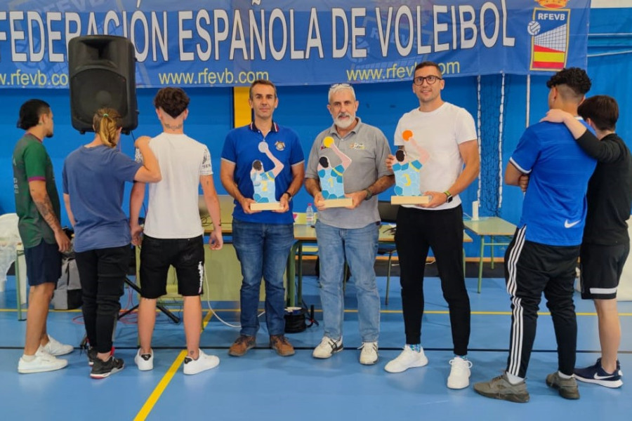 Los jóvenes de Pi Gros entregan los trofeos a los representantes de la Federación