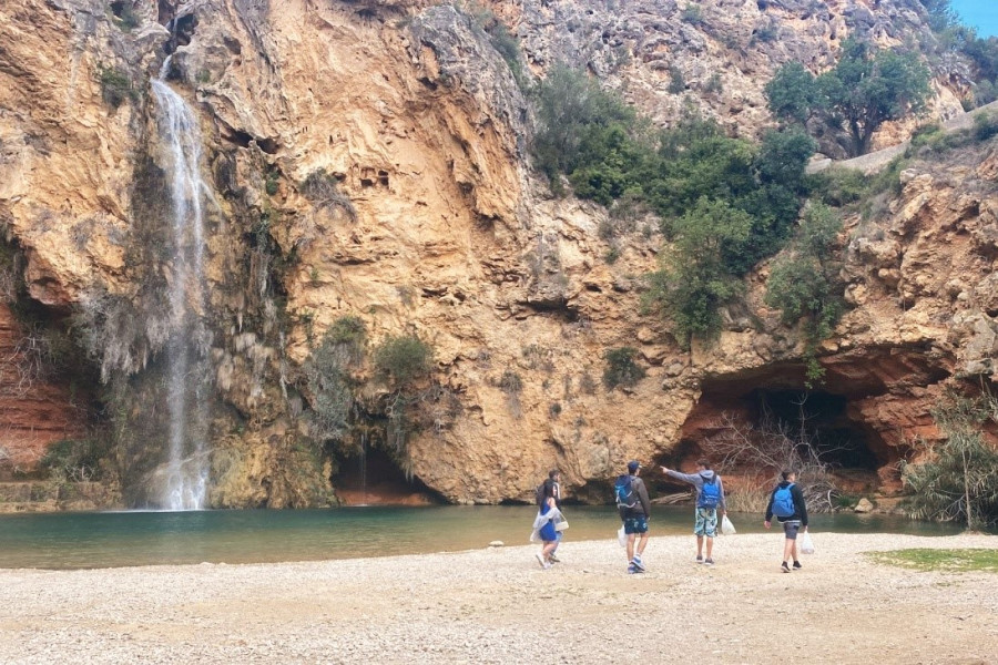 Los tres chicos y la chica de Campanar, ante la cascada de la Cueva del Turche