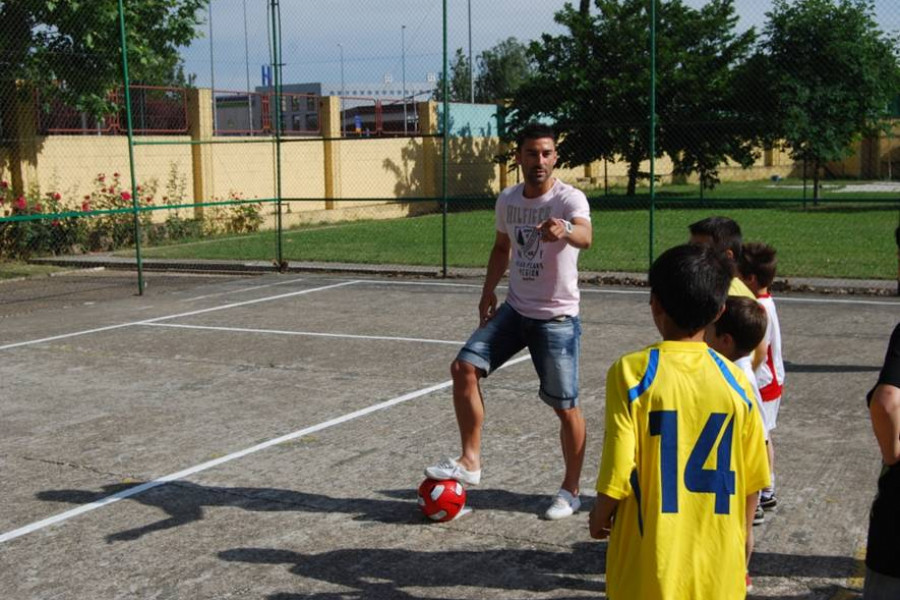 La Unión Deportiva Logroñés visita a los menores de la Residencia Iregua de Logroño