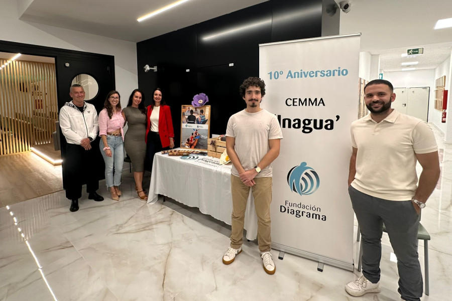 El equipo de Fundación Diagrama, junto a su mesa informativa