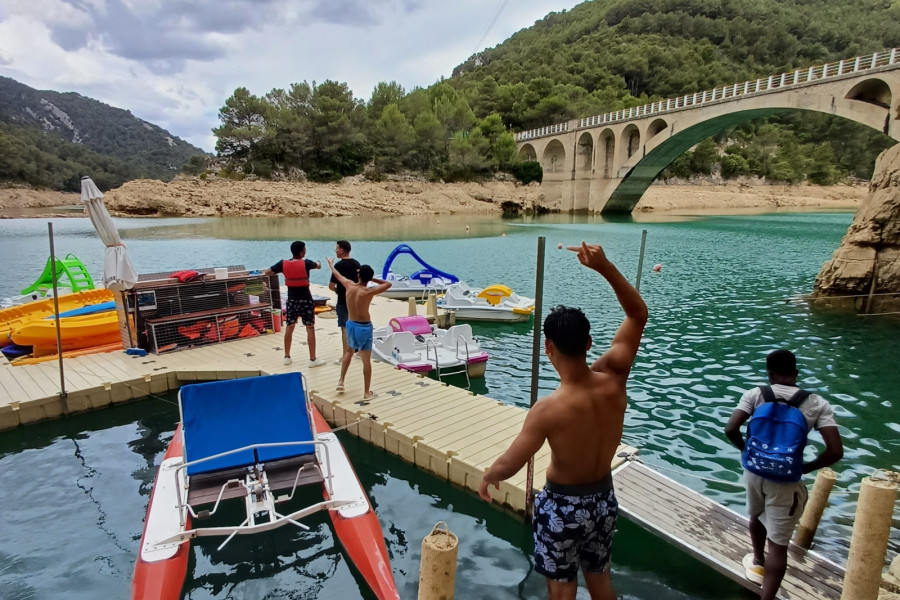 Jóvenes en un embarcadero del Pantano de Ulldecona 