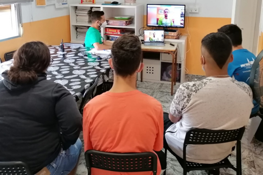 El ultrafondista Iván Peñalba charla sobre su trayectoria deportiva y solidaria con personas jóvenes atendidas en distintos recursos de la Comunidad Valenciana