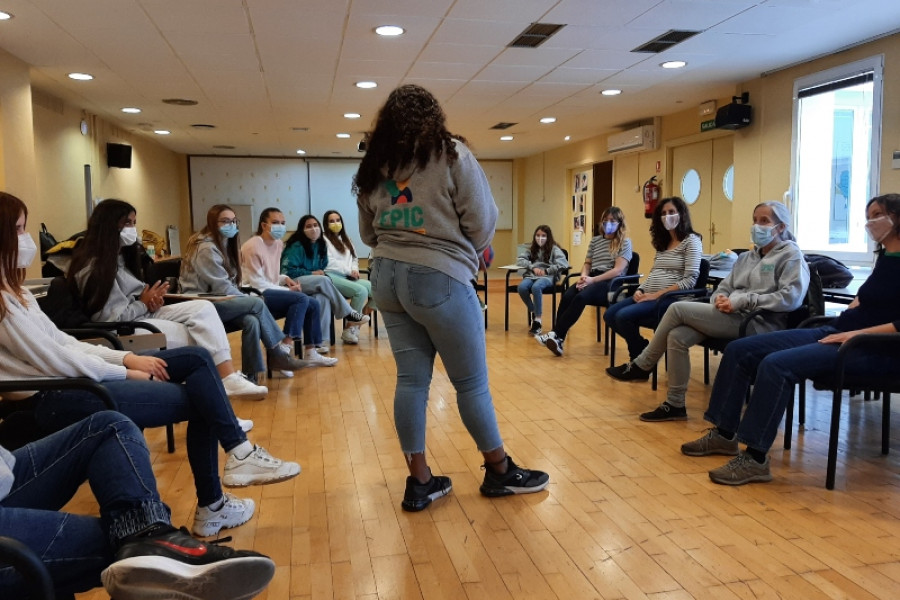 Una joven atendida en la Residencia ‘El Palmeral’ de Elche (Alicante) participa en el evento ‘Nuestra voz, nuestros derechos’, organizado por la Plataforma de la Infancia