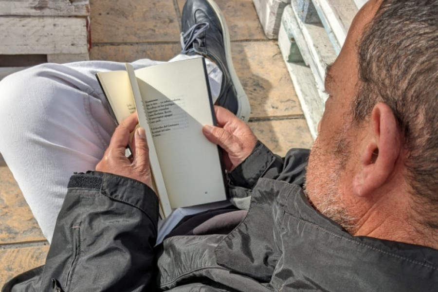 Una de las personas atendidas en el Centro para la Atención de la Enfermedad Mental ‘Altavida’ (Abanilla) publica un libro de poesía